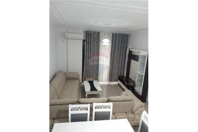 Tirane, jepet me qera apartament 1+1 68 m² 400 Euro (farmacia 10)