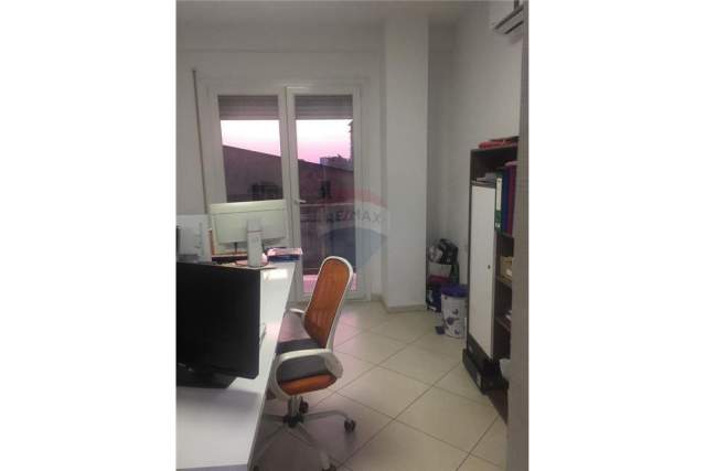 Tirane, jepet me qera ambjent biznesi 100 m² 550 Euro (zogu i zi)