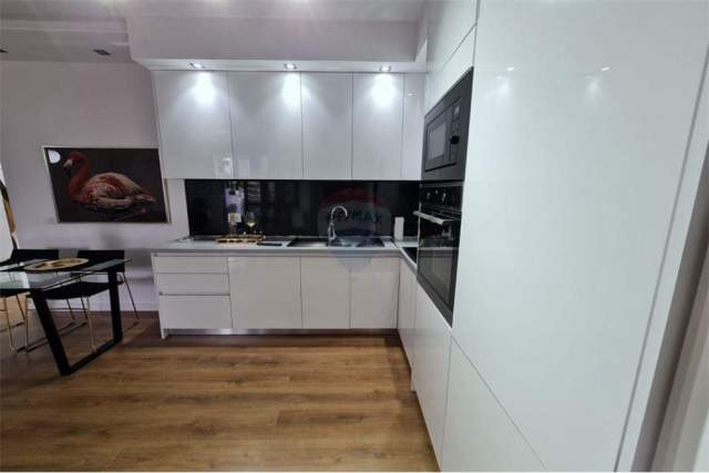 Tirane, jepet me qera apartament Kati 11, 100 m² 1.000 Euro (bllok)