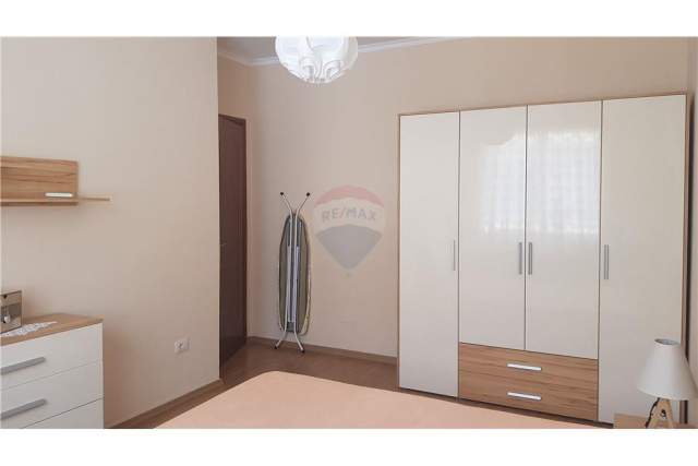 Tirane, jepet me qera apartament 2+1+BLK 80 m² 450 Euro (liqeni i thate)
