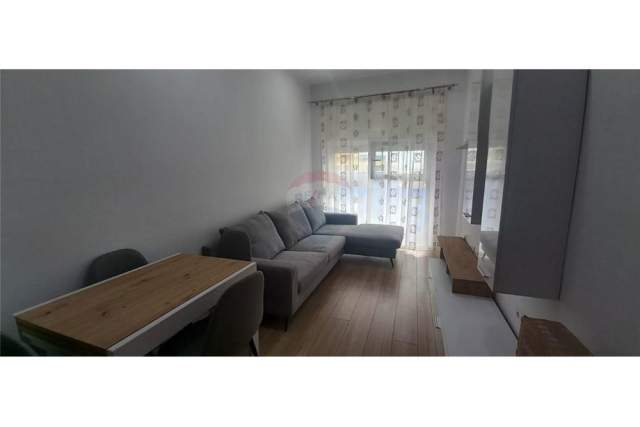 Tirane, jepet me qera apartament 1+1 Kati 7, 60 m² 300 Euro (Ali Demi)