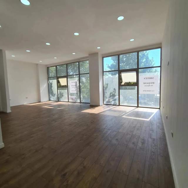 Tirane, shitet dyqan Kati 1, 80 m² 120.000 Euro (Kamez)