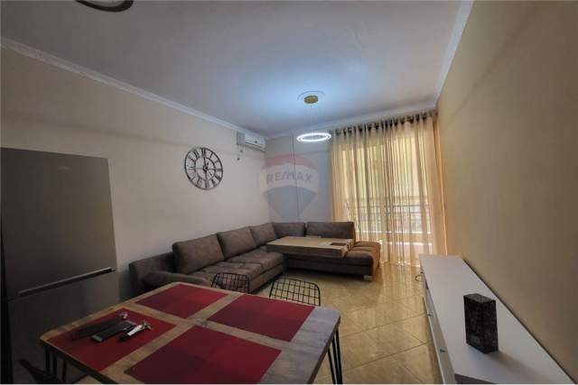 Tirane, jepet me qera apartament 2+1+BLK Kati 4, 110 m² 300 Euro (Fresku)