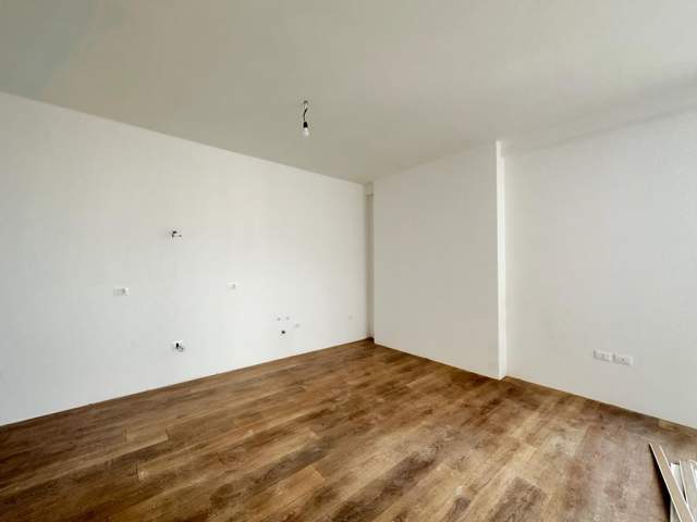 Tirane, jepet me qera ambjent biznesi Kati 6, 87 m² 1.000 Euro (Tish Dahia)