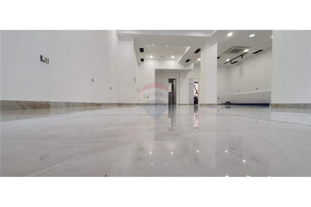Tirane, jepet me qera ambjent biznesi Kati 0, 100 m² 2.000 Euro (Hoxha Tahsim)