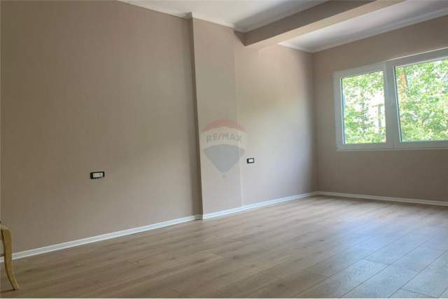 Tirane, shitet apartament 3+1 Kati 2, 137 m² 180.000 Euro (Rruga Ali Demi)