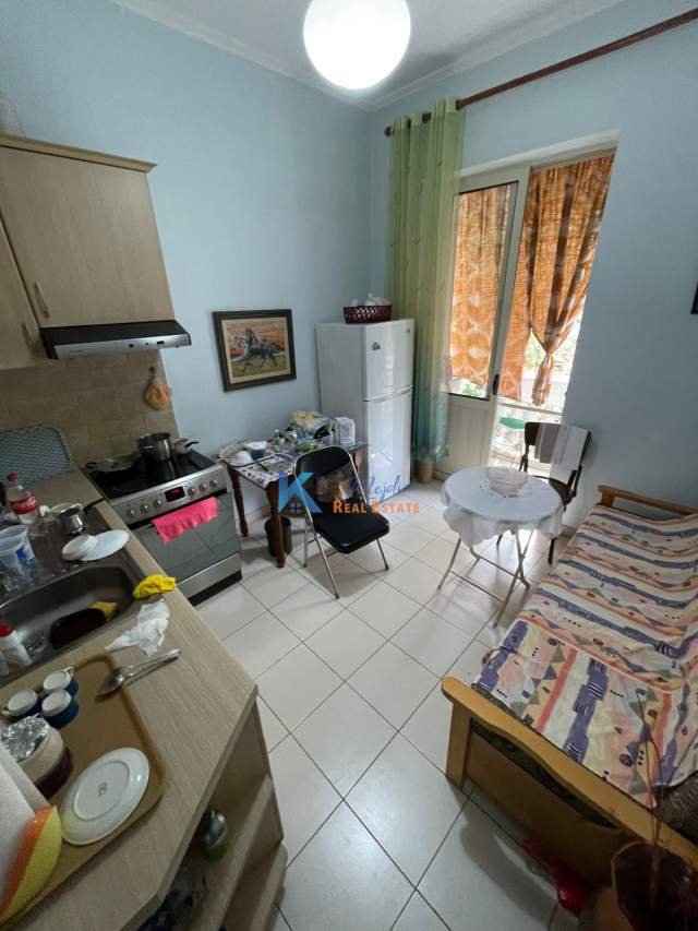 Tirane, jap me qera zyre Kati 2, 50 m² 400 Euro (Bllok)