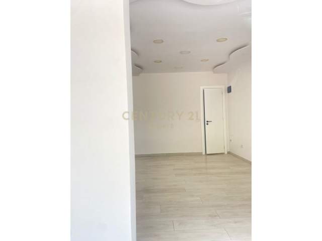 Tirane, jepet me qera 25 m² 550 Euro