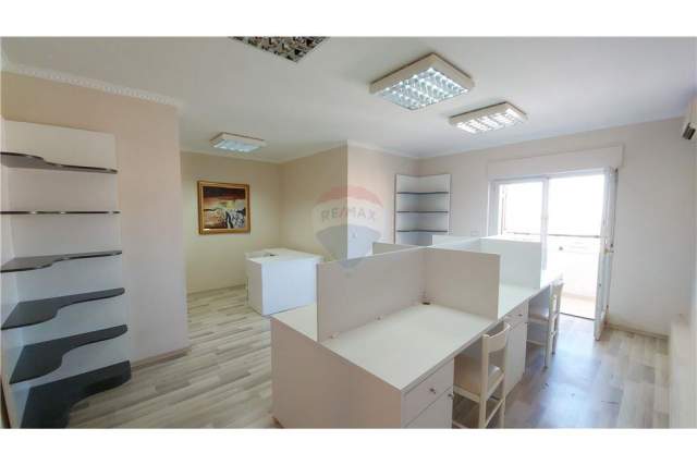 Tirane, jepet me qera zyre Kati 11, 100 m² 630 Euro (Qender)