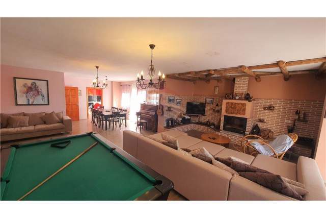 Pogradec, shes Penthouse 3+1+A+BLK Kati 9, 245 m²  (Rruga e tushemishtit afer Stadiumit)