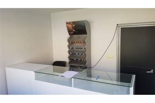 Tirane, jepet me qera dyqan Kati 0, 16 m² 250 Euro (21 dhjetori)
