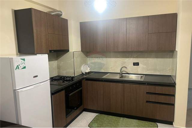 Tirane, jepet me qera apartament Kati 4, 65 m² 450 Euro
