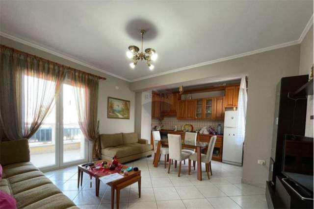 Tirane, jepet me qera apartament 107 m² 650 Euro (Rruga e Durresit)
