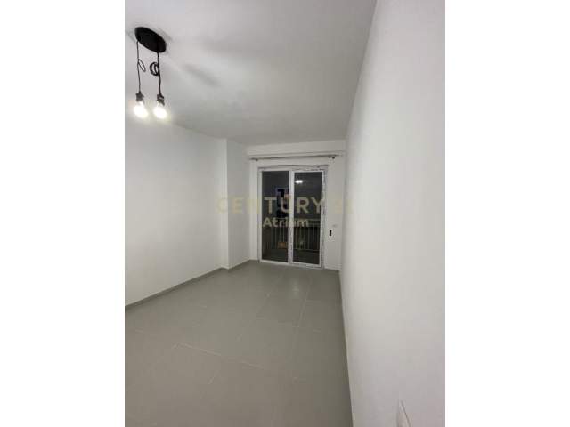 Tirane, jepet me qera apartament 2+1+BLK Kati 4, 92 m² 600 Euro (Rruga e Barrikadave)