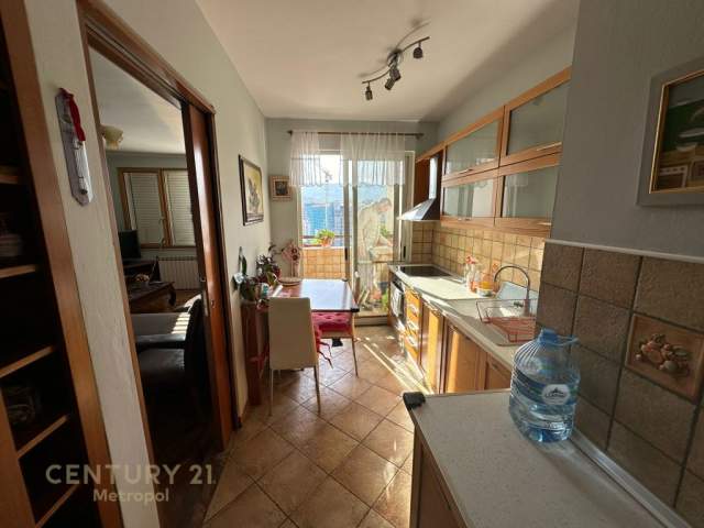 Tirane, jepet me qera apartament 2+1 Kati 10, 113 m² 800 Euro (rruga e kosovareve)
