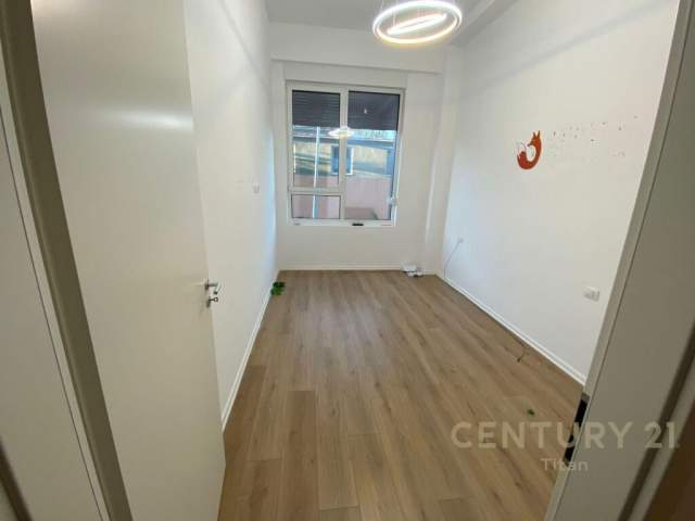 Tirane, jepet me qera apartament 1+1 Kati 1, 61 m² 400 Euro (21 dhjetor)