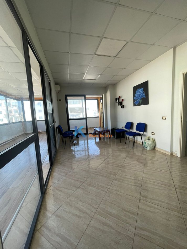 Zyre per qira ne Astir, te bar 2 Palmat