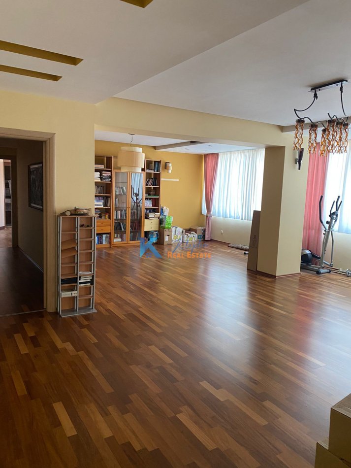 Ambient per zyra me qira ne Bllok, afer Xheko Imperial