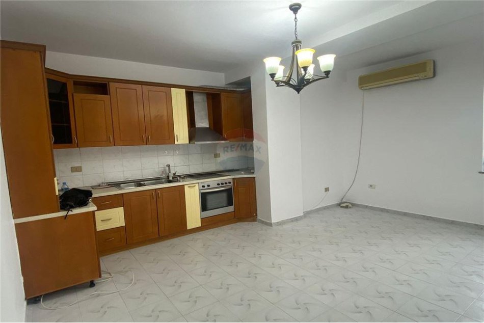 Shitet apartament 3+1 te stacioni i fundit i Tiranes se Re, 165'000 Euro