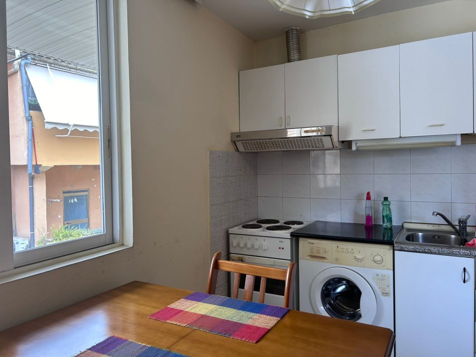 Tirane, jepet me qera apartament 1+1, Kati 2, 70 m² 400 € (Rruga Fortuzi, Tirane.)