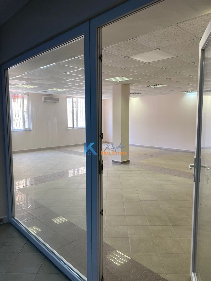 Tirane, jap me qera zyre , Kati 1, 120 m² 50,000 Leke (Te Rruga e Elbasanit)