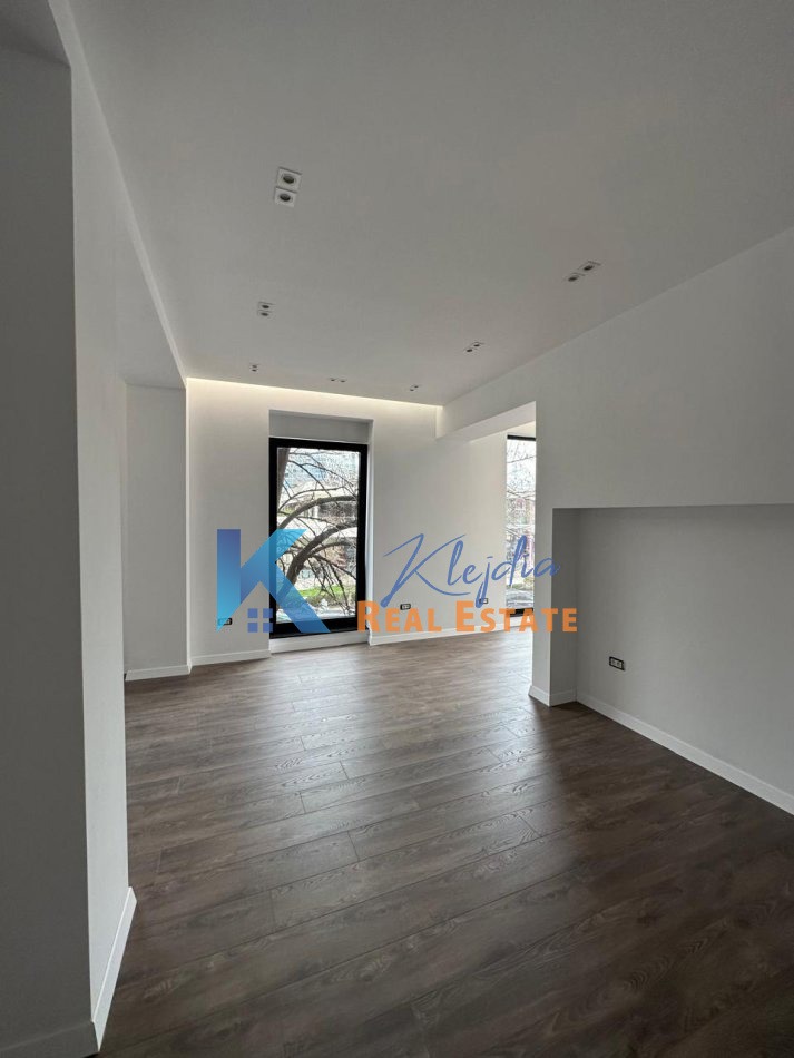 Tirane, jap me qera ambjent biznesi Kati 2, 76 m² 1.500 € (Qender)