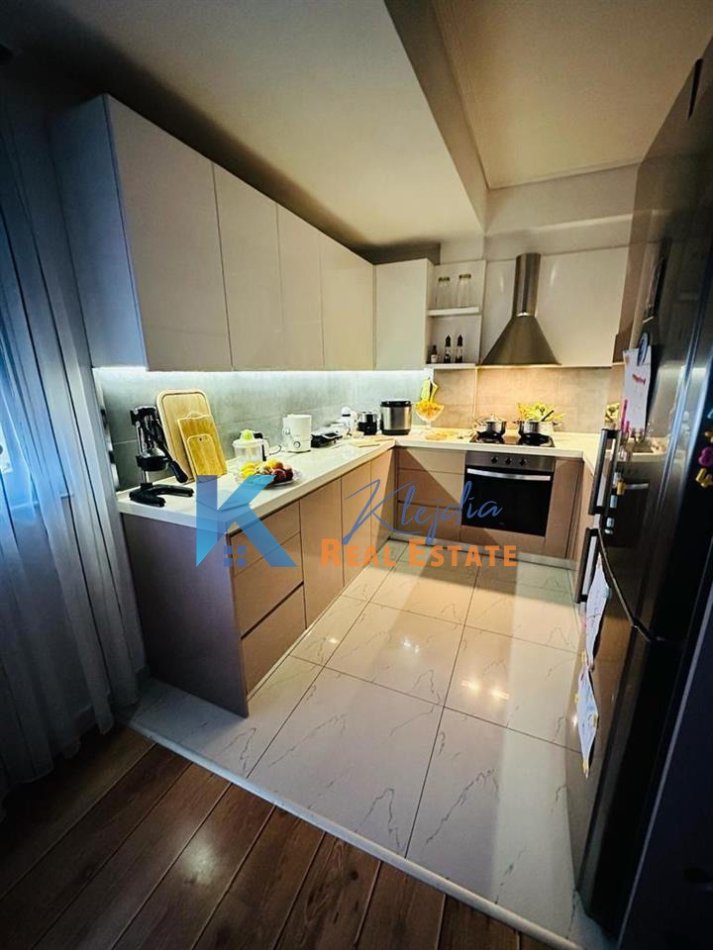 Tirane, jap me qera zyre Kati 4, 120 m² 800 € (Bllok)