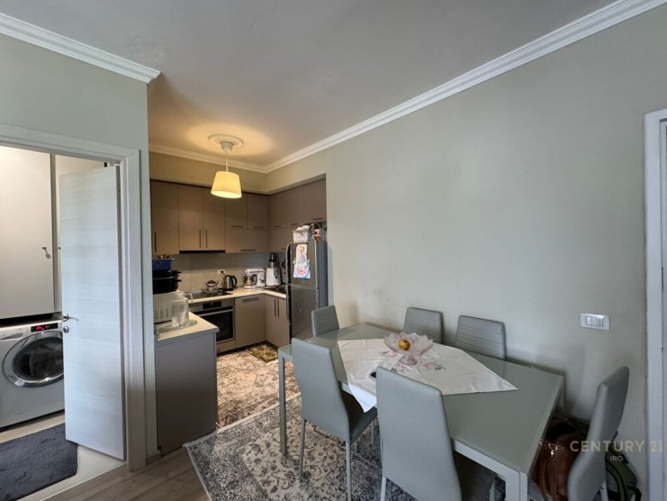 Tirane, jepet me qera apartament 1+1 Kati 5, 65 m² 585 € (liqen i thate)