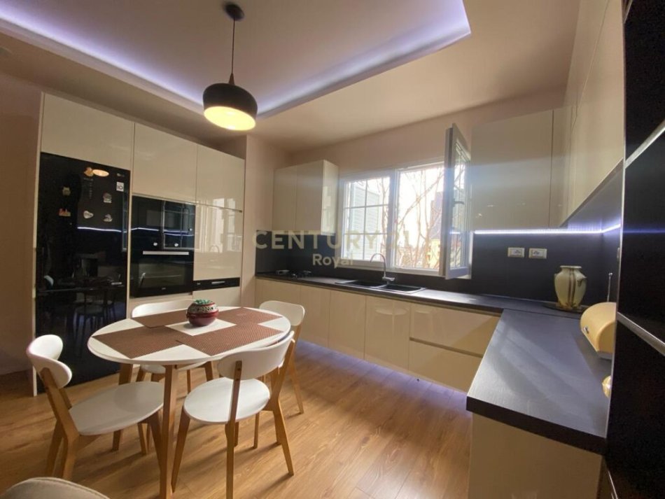 Tirane, jepet me qera apartament 2+1 Kati 3, 103 m² 550 € (Rruga e Dibres)