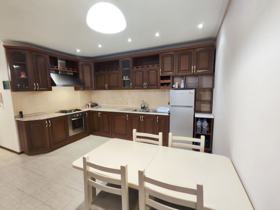Tirane, jepet me qera apartament 2+1 Kati 9, 100 m² 800 € (Sami Frasheri)