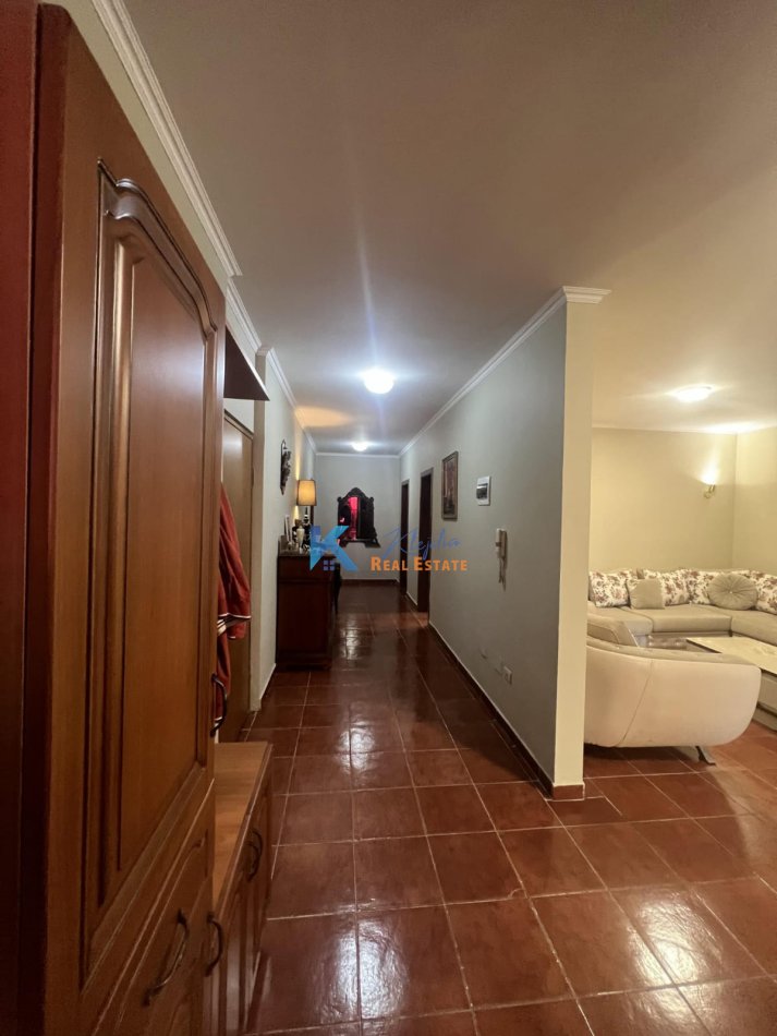 Tirane, jap me qera apartament 3+1+Ballkon Kati 9, 125 m² 600 € (Komuna e Parisit, afer Kika 1)