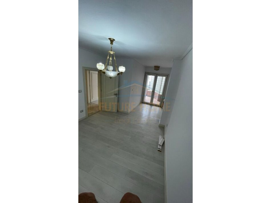 Qera, Ambient Biznesi, në Bllok, Tiranë. AREA38964