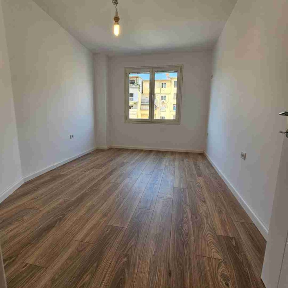 Tirane, shitet apartament 1+1+Ballkon Kati 3, 70 m² 136.000 € (Shkolla e Baletit)