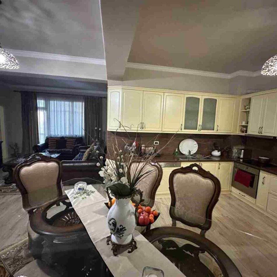 Tirane, shitet apartament 3+1+Ballkon Kati 3, 136 m² 260.000 € (Rruga e Kavajes)