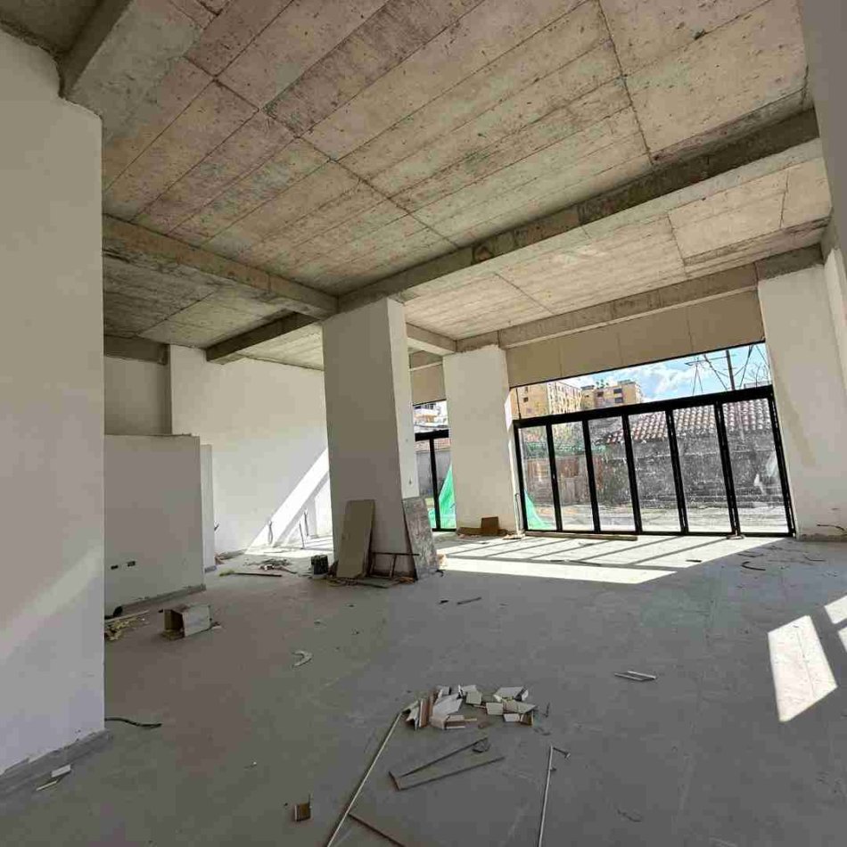 Tirane, Shitet ambjent biznesi Kati 0, 160 m² 1.600 € (Laprakë)