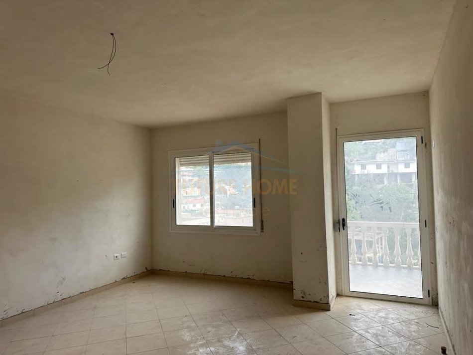 Vlore, shitet apartament 1+1 Kati 3, 615 m² 93.000 € (Sheshi i Flamurit)