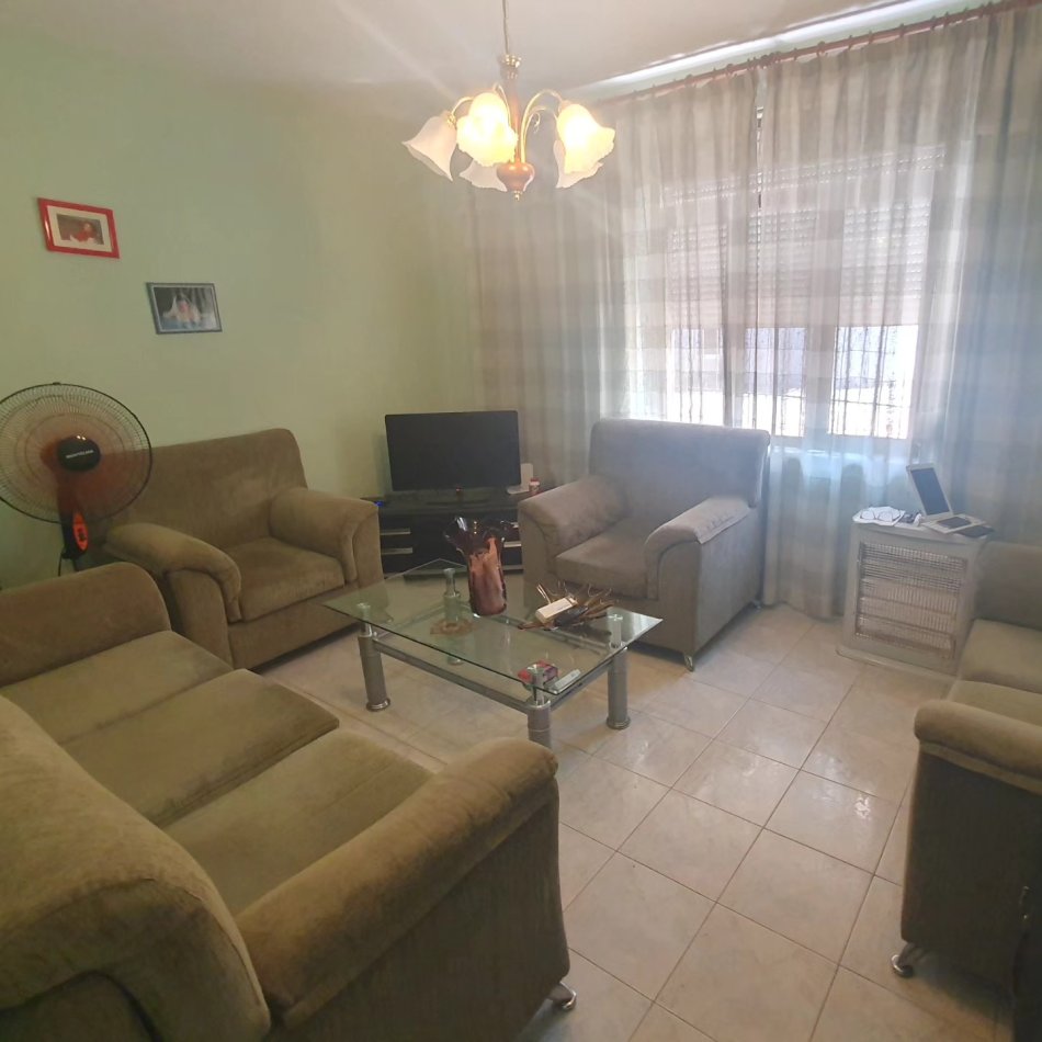 SHITET:  Apartament 1+1/zona: Naim Frashëri/ Mbrapa bllokut të ambasadave