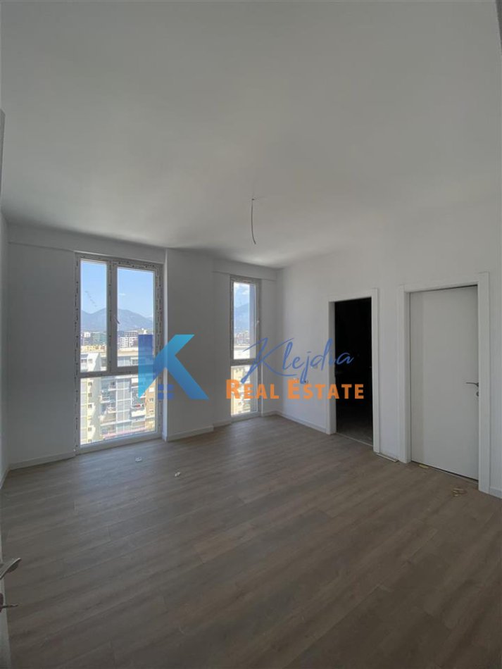 Tirane, jepet me qera apartament 2+1 Kati 9, 140 m² 1.000 € (Ish Fusha e Aviacionit, te Clover Residence)