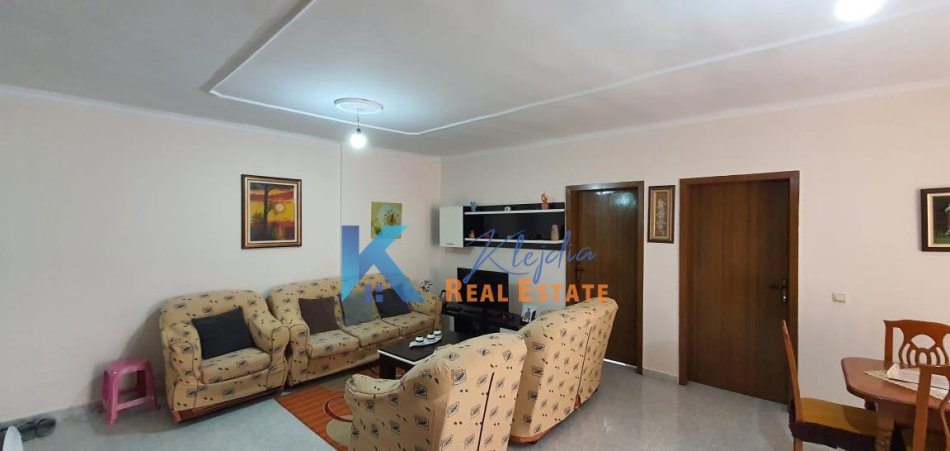 Tirane, jepet me qera apartament 2+1 Kati 3, 85 m² 500 € (Laprake, afer Hotel Relax)