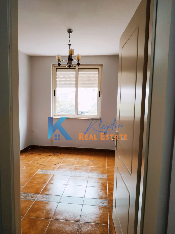 Tirane, jap me qera zyre Kati 2, 50 m² 400 € (Zyre per qira te Kryqezimi i 21 Dhjetorit)