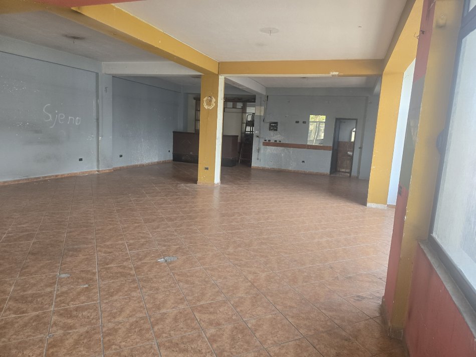 Tirane, jepet me qera dyqan Kati 1, 175 m² 1.000 € (Institut)