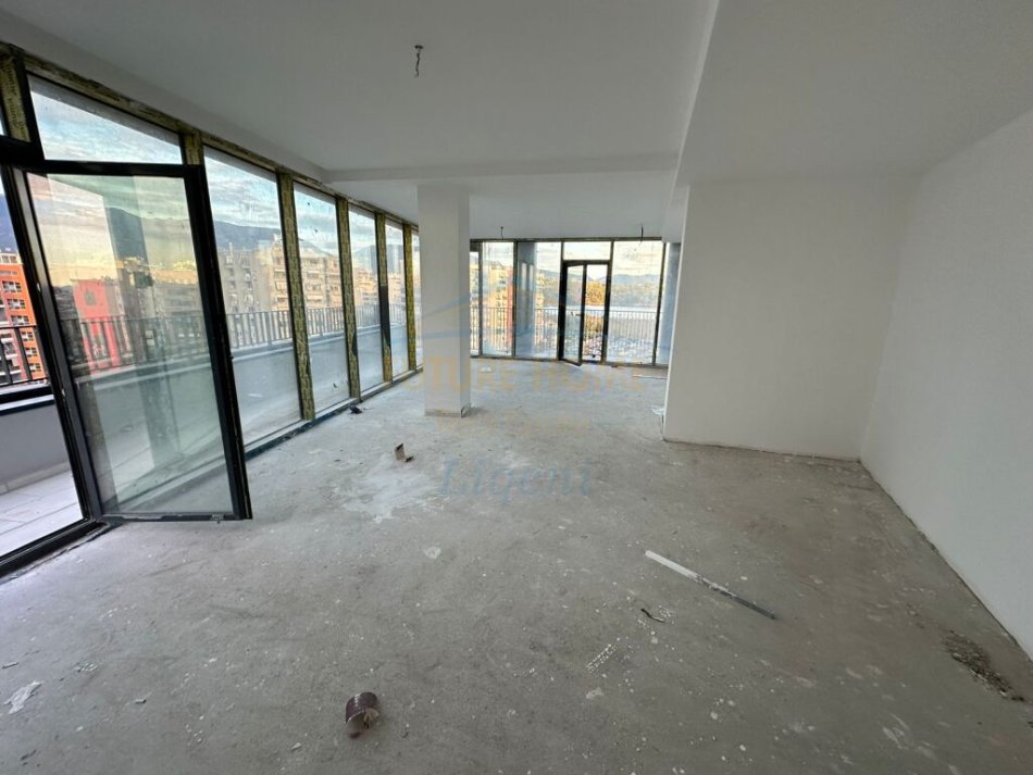 Tirane, shitet 2+1+Ballkon Kati 8, 217 m² 599.000 € (Lake View, Rruga e Kosovareve)