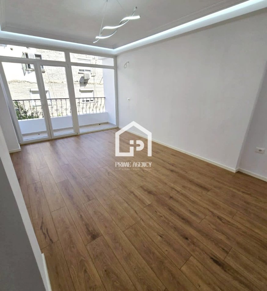 SHITET : APARTAMENT 2+1/Pranë Ambasadës Amerikane & Istitutit të Higjenës