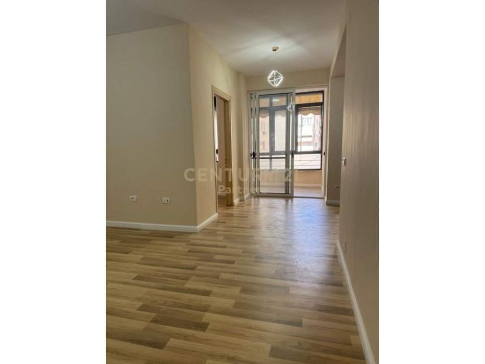 Tirane, shitet apartament 2+1+Ballkon Kati 2, 85 m² 125.000 € (Rruga Tish Dahia)