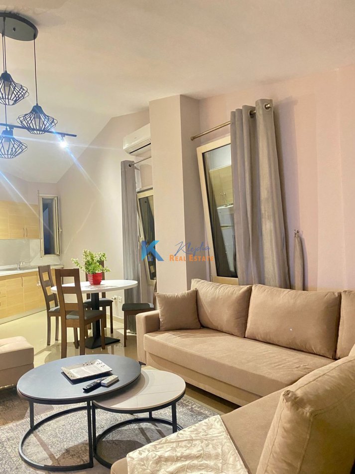 Tirane, jap me qera apartament 2+1+Ballkon Kati 5, 102 m² 750 € (Liqeni i Thate)