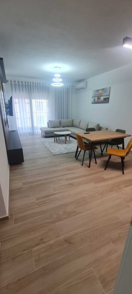 Tirane, jepet me qera apartament 2+1 Kati 4, 105 m² 700 € (porcelan)