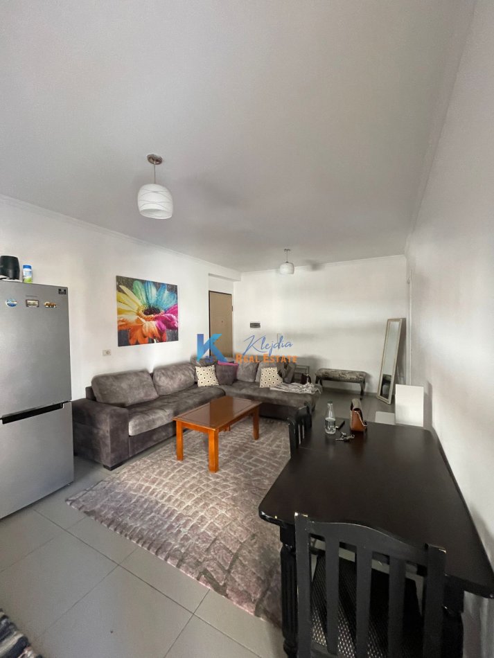 Tirane, jap me qera apartament 2+1+Ballkon Kati 4, 85 m² 650 € (Te Komuna e Parisit, afer Kristal Center)
