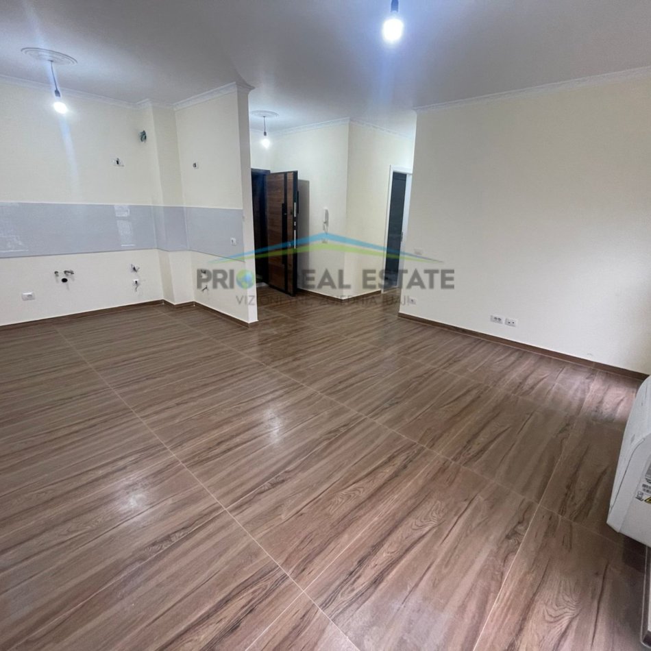 Tirane, shitet apartament 2+1+Ballkon Kati 4, 91 m² 110.000 € (Univer City)