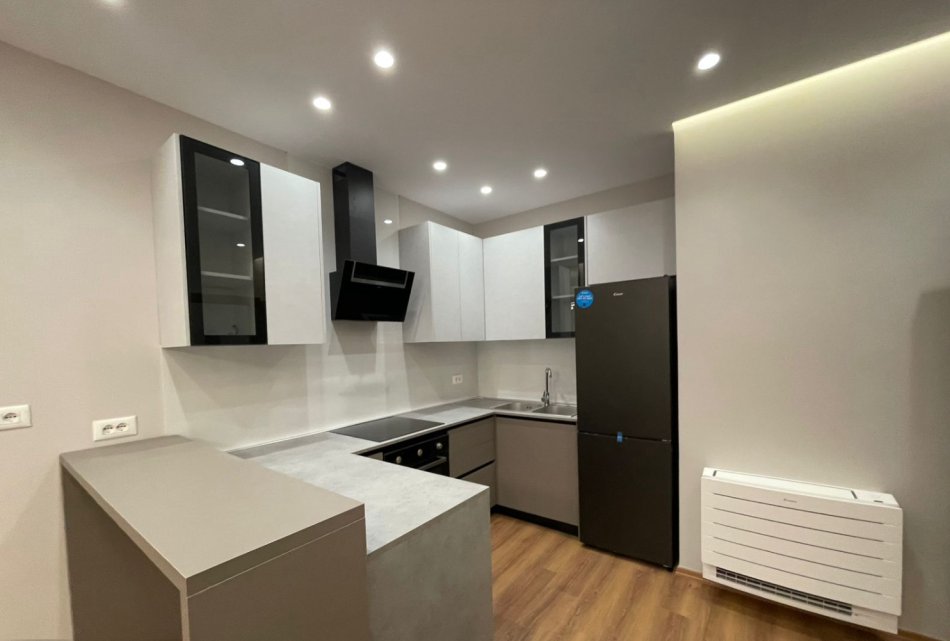 Tirane, jepet me qera apartament 2+1 Kati 4, 111 m² 830 € (Farmacia 10)