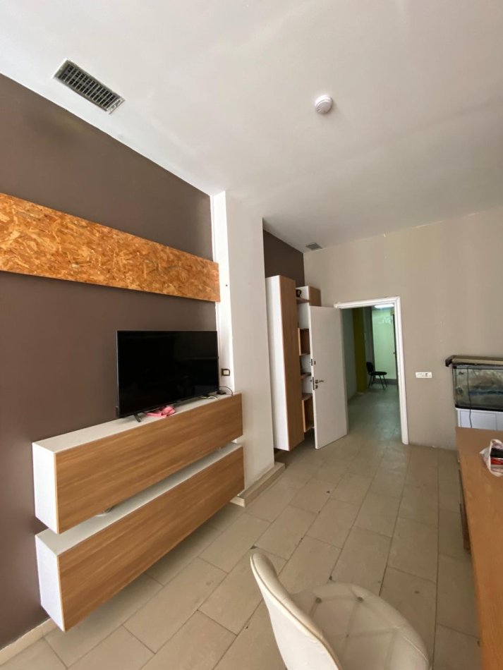 Tirane, jepet me qera ambjent biznesi , 61 m² 600 € (Rruga e kavajes)